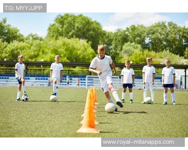 打造梦想中的足球场乐高世界让孩子们在玩乐中体验足球的魅力与团队精神 打造梦想中的足球场乐高世界让孩子们在玩乐中体验足球的魅力与团队精神